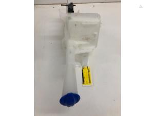 Gebruikte Ruitensproeiertank voor Kia Carens IV (RP) 1.6 GDI 16V Prijs € 79,00 Margeregeling aangeboden door Wessel Parts & Service B.V.