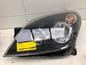 Gebruikte Linker Koplamp Opel Astra H GTC (L08) 1.8 16V Prijs € 69,00 Margeregeling aangeboden door Wessel Parts & Service B.V.