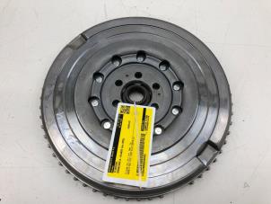 Gebruikte Vliegwiel Mercedes B (W247) 1.3 B-250 e Turbo 16V Prijs € 199,00 Margeregeling aangeboden door Wessel Parts & Service B.V.