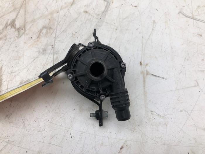 Gebruikte Waterpomp Mercedes B (W247) 1.3 B-250 e Turbo 16V Prijs € 51,45 Margeregeling aangeboden door Wessel Parts & Service B.V.