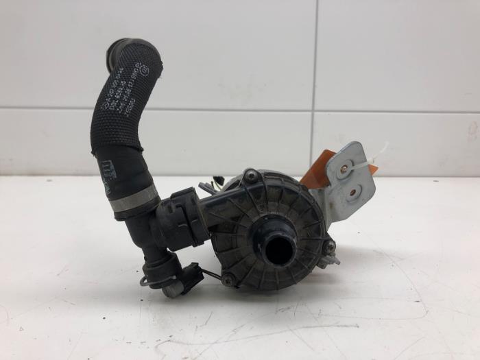 Gebruikte Waterpomp Mercedes B (W247) 1.3 B-250 e Turbo 16V Prijs € 61,95 Margeregeling aangeboden door Wessel Parts & Service B.V.