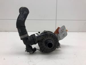 Gebruikte Koelvloeistof pomp Mercedes B (W247) 1.3 B-250 e Turbo 16V Prijs € 69,00 Margeregeling aangeboden door Wessel Parts & Service B.V.