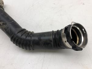 Gebruikte Intercooler Buis Mercedes B (W247) 1.3 B-250 e Turbo 16V Prijs € 69,00 Margeregeling aangeboden door Wessel Parts & Service B.V.