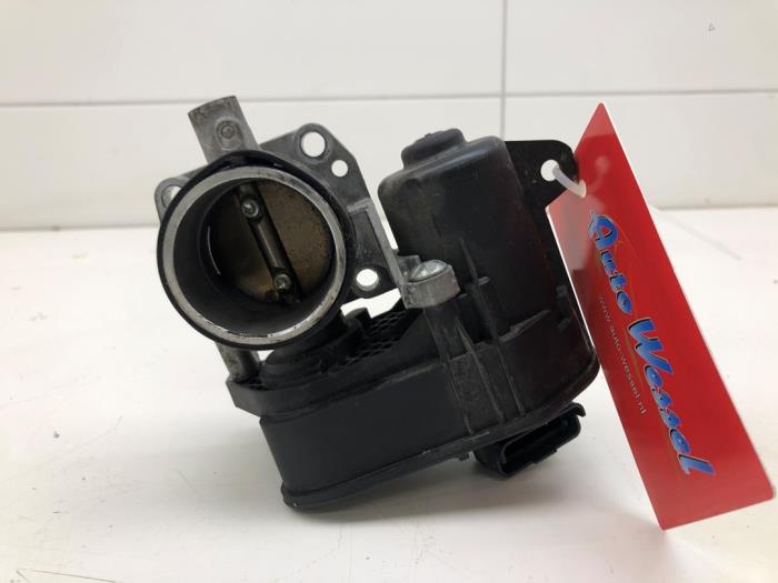 Gebruikte Gasklephuis Opel Corsa F (UB/UH/UP) 1.2 12V 75 Prijs € 40,95 Margeregeling aangeboden door Wessel Parts & Service B.V.