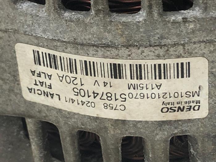 Dynamo van een Fiat Punto III (199) 0.9 TwinAir Turbo 100 2014