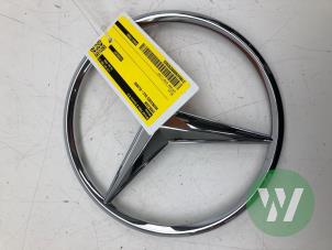 Gebruikte Embleem Mercedes GLC-Klasse Prijs € 49,00 Margeregeling aangeboden door Wessel Parts & Service B.V.
