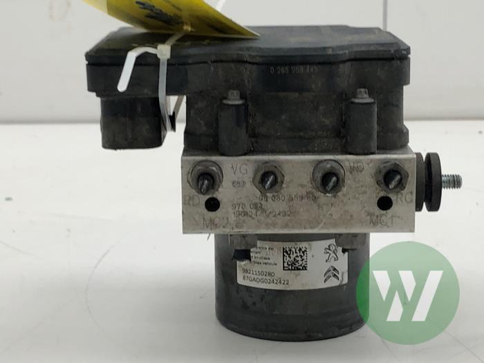 Gebruikte ABS Pomp Toyota ProAce 2.0 D-4D 177 16V Worker Prijs € 156,45 Margeregeling aangeboden door Wessel Parts & Service B.V.