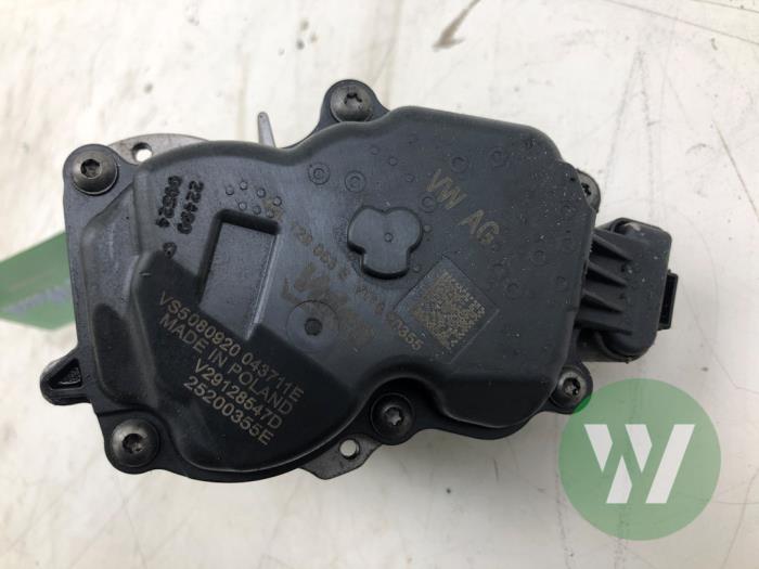 Gebruikte Gasklephuis Volkswagen Tiguan Allspace (BW2) 2.0 TDI 16V 4Motion Prijs € 51,45 Margeregeling aangeboden door Wessel Parts & Service B.V.