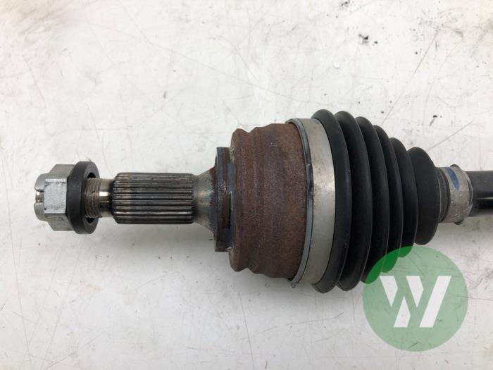 Gebruikte Aandrijfas links-voor Opel Astra L Sports Tourer (F4/FC/FN/FR) 1.2 Turbo 130 12V Prijs € 82,95 Margeregeling aangeboden door Wessel Parts & Service B.V.