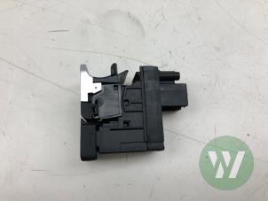 Gebruikte Schakelaar handrem Volkswagen Golf VII (AUA) 2.0 GTI 16V Performance Package Prijs € 29,00 Margeregeling aangeboden door Wessel Parts & Service B.V.