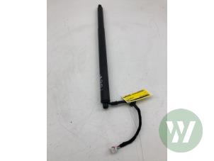 Gebruikte Gasdemper links-achter Ford Explorer (CX740) Extended Range AWD 79 kWh Prijs € 249,00 Margeregeling aangeboden door Wessel Parts & Service B.V.