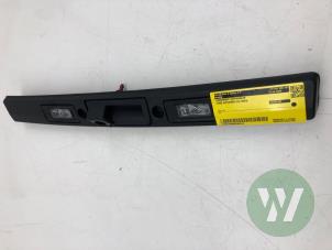 Gebruikte Handgreep Achterklep Ford Explorer (CX740) Extended Range AWD 79 kWh Prijs € 99,00 Margeregeling aangeboden door Wessel Parts & Service B.V.