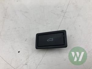 Gebruikte Schakelaar achterklep Ford Explorer (CX740) Extended Range AWD 79 kWh Prijs € 29,00 Margeregeling aangeboden door Wessel Parts & Service B.V.