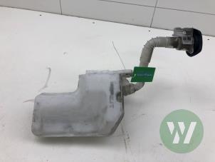 Gebruikte Ruitensproeiertank voor Skoda Octavia Combi (NXAC) 2.0 TDI GreenTec 16V Prijs € 59,00 Margeregeling aangeboden door Wessel Parts & Service B.V.