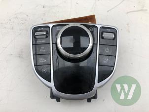 Gebruikte I-Drive knop Mercedes E Estate (S213) E-200 2.0 Turbo 16V Prijs € 125,00 Margeregeling aangeboden door Wessel Parts & Service B.V.