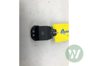 Gebruikte Handrem schakelaar Renault Megane E-Tech (RCB) 60 kWh Prijs € 35,00 Margeregeling aangeboden door Wessel Parts & Service B.V.