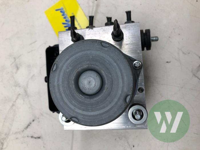 Gebruikte ABS Pomp Renault Megane E-Tech (RCB) 60 kWh Prijs € 313,95 Margeregeling aangeboden door Wessel Parts & Service B.V.