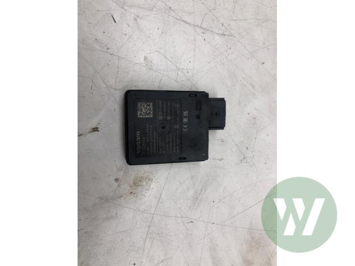 Gebruikte Radar sensor Volvo XC60 II (UZ) 2.0 T8 16V Polestar Engineered AWD Prijs € 156,45 Margeregeling aangeboden door Wessel Parts & Service B.V.