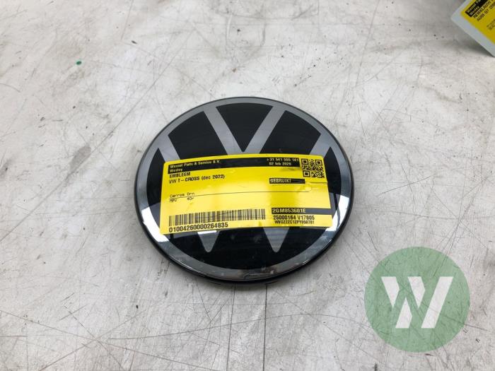 Gebruikte Embleem Volkswagen T-Cross 1.5 TSI 16V Prijs € 156,45 Margeregeling aangeboden door Wessel Parts & Service B.V.