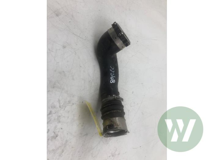 Gebruikte Intercooler Buis Jaguar F-Pace 2.0 Turbo 16V AWD Prijs € 36,75 Margeregeling aangeboden door Wessel Parts & Service B.V.