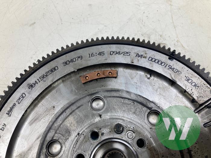 Gebruikte Vliegwiel dubbele massa Opel Vivaro 2.0 Diesel 145 Prijs € 261,45 Margeregeling aangeboden door Wessel Parts & Service B.V.