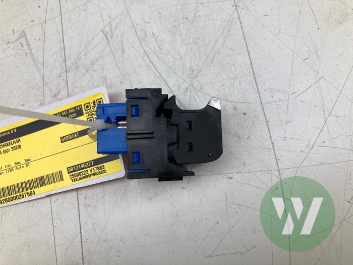 Gebruikte Schakelaar handrem Opel Mokka 1.2 Turbo 12V Prijs € 30,45 Margeregeling aangeboden door Wessel Parts & Service B.V.
