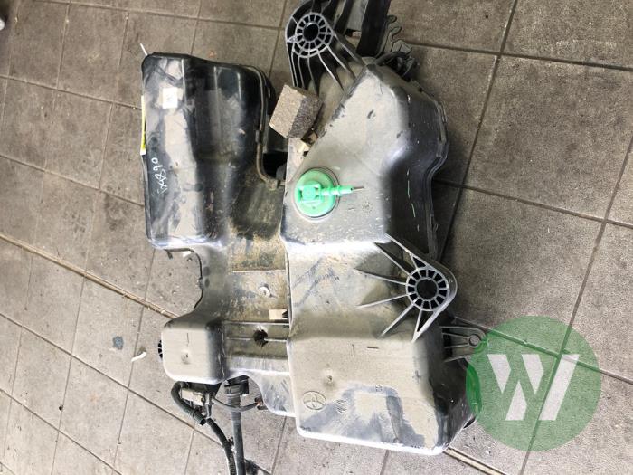 Gebruikte Adblue tank Opel Vivaro 2.0 Diesel 145 Prijs € 418,95 Margeregeling aangeboden door Wessel Parts & Service B.V.