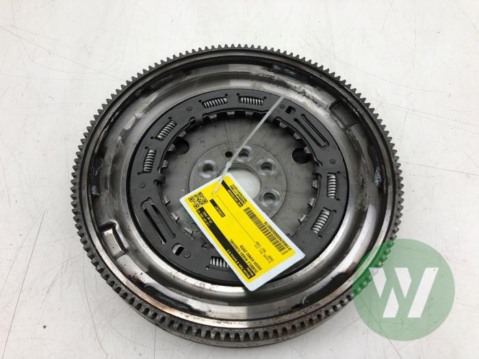 Gebruikte Dubbele massa vliegwiel Skoda Karoq 1.5 TSI 16V Prijs € 93,45 Margeregeling aangeboden door Wessel Parts & Service B.V.