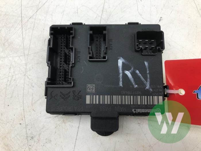 Gebruikte Deur module Opel Astra L (F3/FB/FM/FP) 1.2 Turbo 130 12V Prijs € 40,95 Margeregeling aangeboden door Wessel Parts & Service B.V.