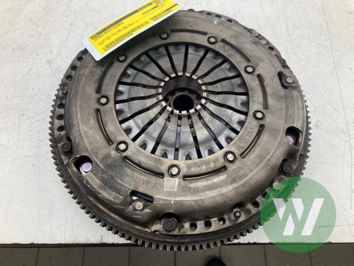 Gebruikte Vliegwiel dubbele massa Volkswagen Golf Sportsvan (AUVS) 1.5 TSI Evo BlueMotion 16V Prijs € 156,45 Margeregeling aangeboden door Wessel Parts & Service B.V.