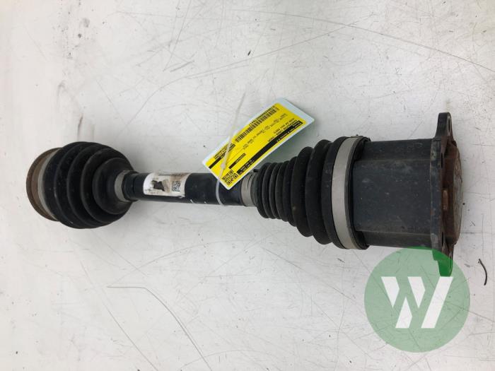 Gebruikte Aandrijfas links-voor Audi A4 Allroad Quattro (B9) 3.0 50 TDI Mild hybrid V6 24V Prijs € 131,25 Margeregeling aangeboden door Wessel Parts & Service B.V.