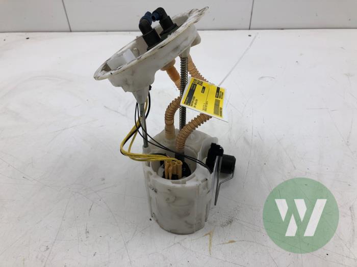 Gebruikte Tank element Pomp BMW 1 serie (F20) 120d TwinPower Turbo 2.0 16V Prijs € 40,95 Margeregeling aangeboden door Wessel Parts & Service B.V.