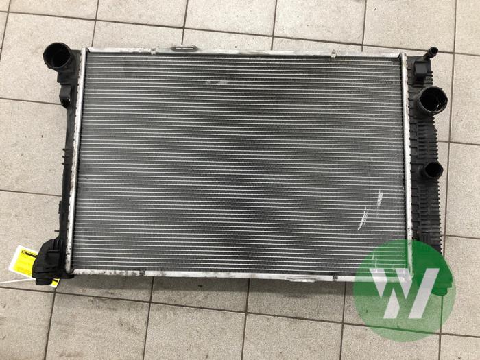 Gebruikte Radiateur Mercedes E (W212) E-200 CDI 16V BlueEfficiency,BlueTEC Prijs € 72,45 Margeregeling aangeboden door Wessel Parts & Service B.V.