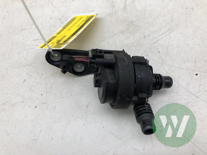 Gebruikte Waterpomp BMW 5 serie Touring (G31) 520d xDrive 2.0 TwinPower Turbo 16V Prijs € 36,75 Margeregeling aangeboden door Wessel Parts & Service B.V.