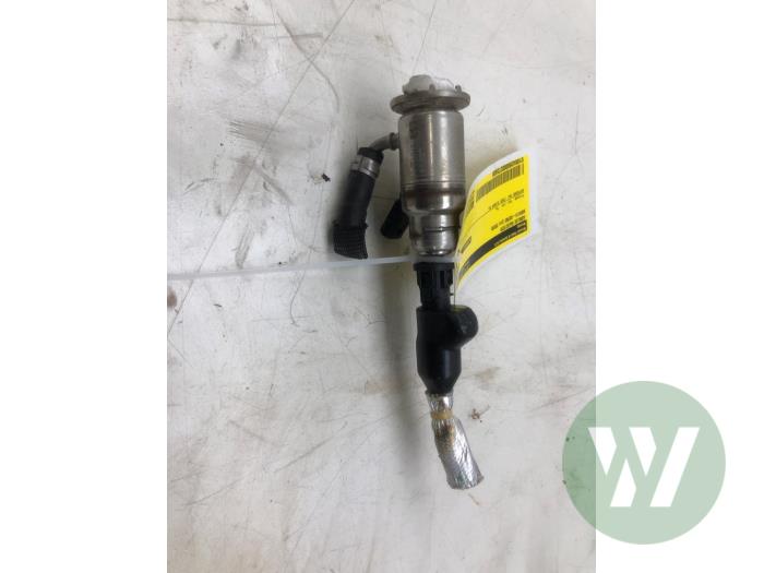 Gebruikte Injector adblue BMW 5 serie Touring (G31) 520d xDrive 2.0 TwinPower Turbo 16V Prijs € 72,45 Margeregeling aangeboden door Wessel Parts & Service B.V.