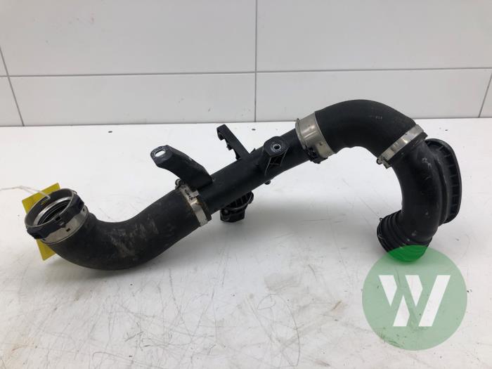 Gebruikte Intercooler Buis Jaguar E-Pace 2.0 P300 Turbo 16V AWD Prijs € 103,95 Margeregeling aangeboden door Wessel Parts & Service B.V.