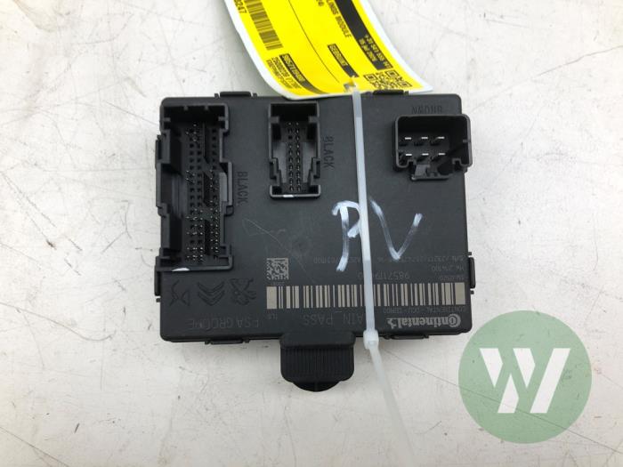 Gebruikte Deur module Opel Astra L (F3/FB/FM/FP) 1.2 Turbo 130 12V Prijs € 40,95 Margeregeling aangeboden door Wessel Parts & Service B.V.