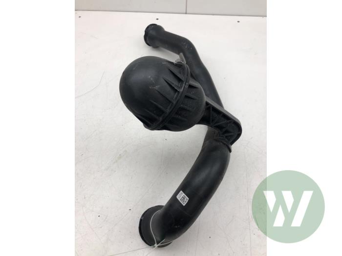 Gebruikte Intercooler Buis Audi A4 Avant (B9) Prijs € 40,95 Margeregeling aangeboden door Wessel Parts & Service B.V.