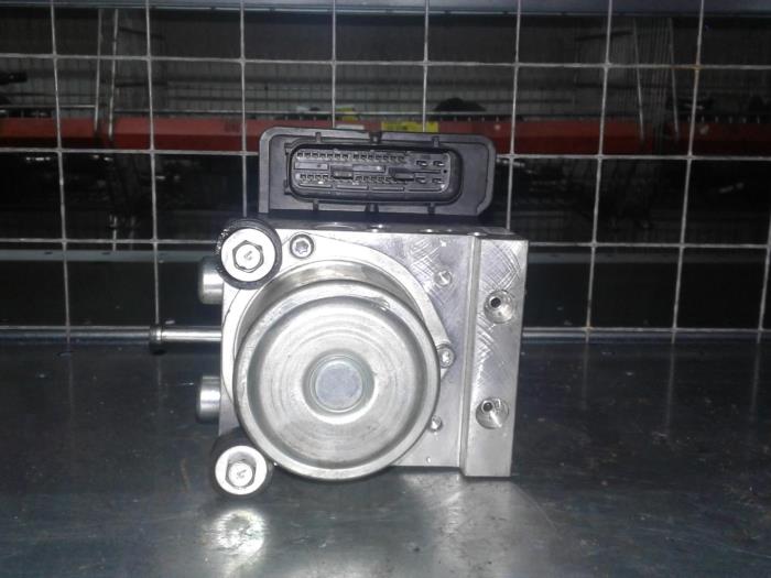 Gebruikte ABS Pomp Renault Koleos I 2.0 dCi 16V 4x4 Prijs € 103,95 Margeregeling aangeboden door Wessel Parts & Service B.V.