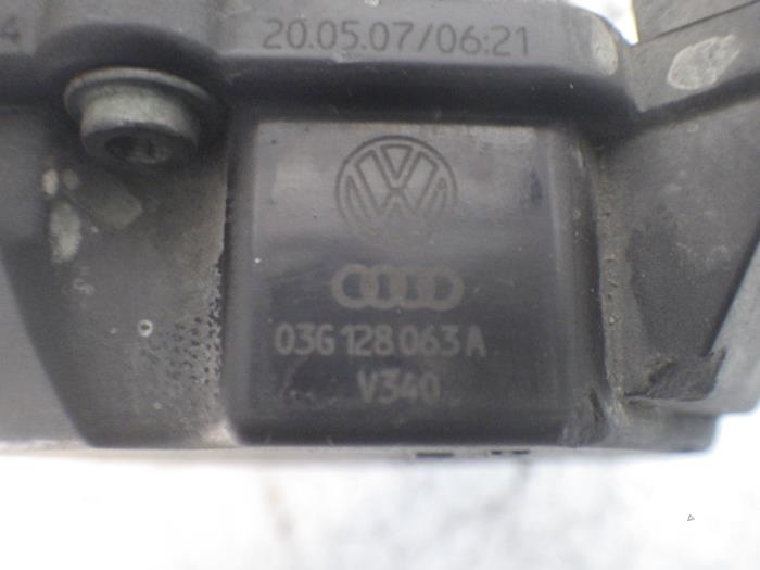Gasklephuis van een Volkswagen Caddy III (2KA,2KH,2CA,2CH) 1.9 TDI 2007