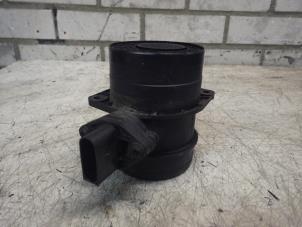 Gebruikte Luchthoeveelheidsmeter Volkswagen Passat (3B3) 1.9 TDI 130 Prijs € 30,00 Margeregeling aangeboden door Wessel Parts & Service B.V.