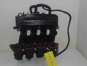 Gebruikte Inlaatspruitstuk Renault Twingo II (CN) 1.2 16V LEV Prijs € 174,00 Margeregeling aangeboden door Wessel Parts & Service B.V.