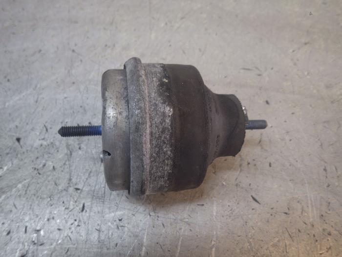 Gebruikte Motorrubber Volkswagen Passat Variant (3B5) 1.9 TDI 115 Prijs € 31,50 Margeregeling aangeboden door Wessel Parts & Service B.V.
