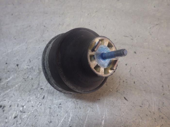 Motorrubber van een Volkswagen Passat Variant (3B5) 1.9 TDI 115 2000