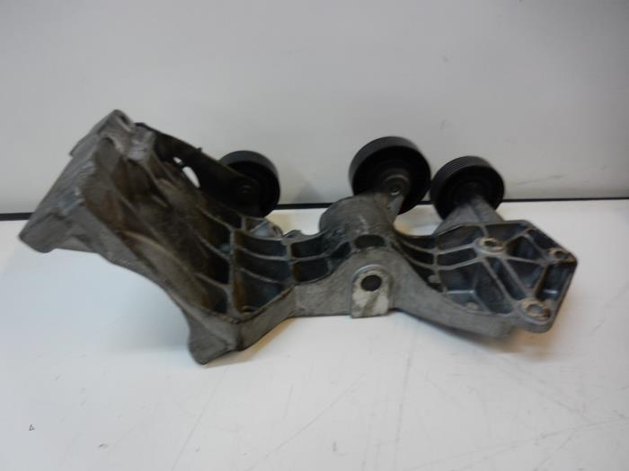 Gebruikte Spanrol Multiriem Mercedes A (W169) 2.0 A-180 CDI 16V Prijs € 57,75 Margeregeling aangeboden door Wessel Parts & Service B.V.