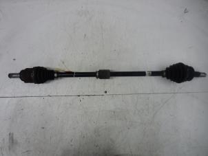 Gebruikte Aandrijfas rechts-voor Opel Corsa D Prijs € 49,00 Margeregeling aangeboden door Wessel Parts & Service B.V.