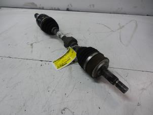 Gebruikte Aandrijfas links-voor Toyota Auris (E18) 1.8 16V Hybrid Prijs € 75,00 Margeregeling aangeboden door Wessel Parts & Service B.V.