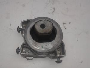 Gebruikte Versnellingsbak Steun Mercedes A (W169) Prijs € 49,00 Margeregeling aangeboden door Wessel Parts & Service B.V.