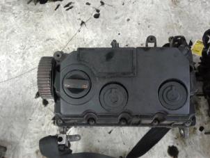 Gebruikte Cilinderkop Volkswagen Eos (1F7/F8) 2.0 TDI DPF Prijs € 400,00 Margeregeling aangeboden door Wessel Parts & Service B.V.