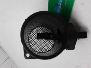 Gebruikte Luchthoeveelheidsmeter Volkswagen Passat Variant (3B5) 2.3 VR5 Prijs € 45,00 Margeregeling aangeboden door Wessel Parts & Service B.V.
